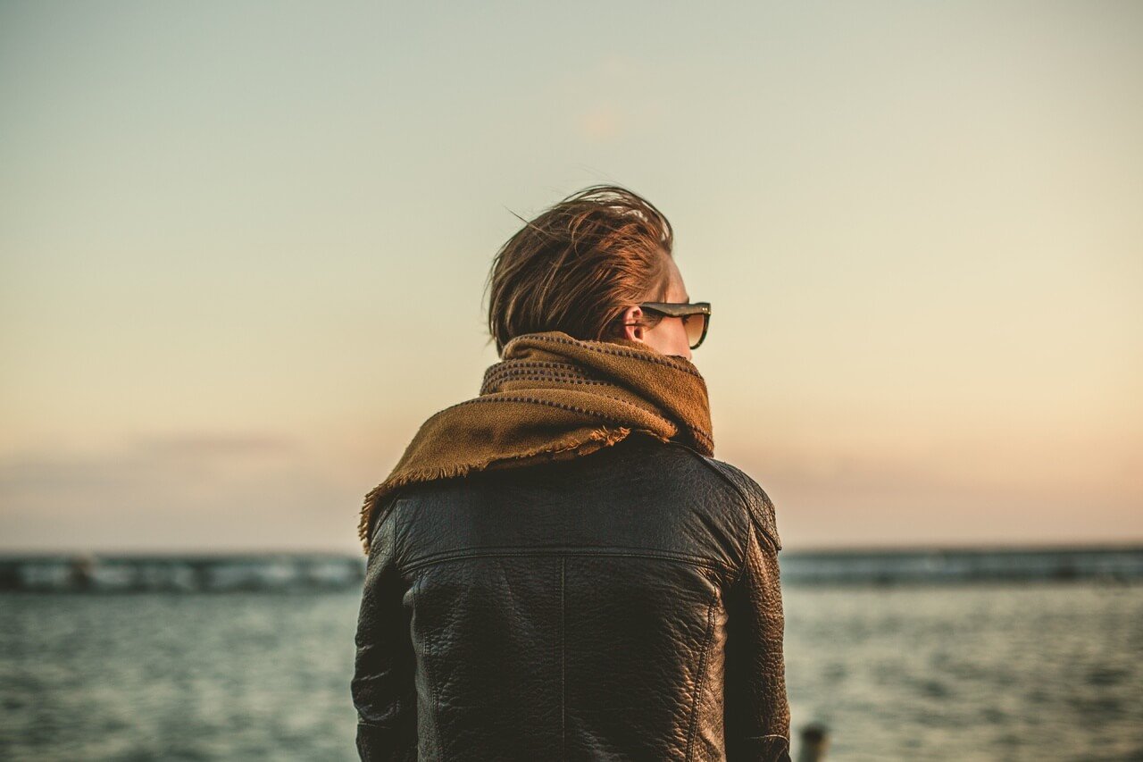 Autoestima na menopausa: como nos reencontramos nessa fase? 7 maneiras de fortalecer. 1 man beach sea sand horizon person 3329 pxhere.com 1