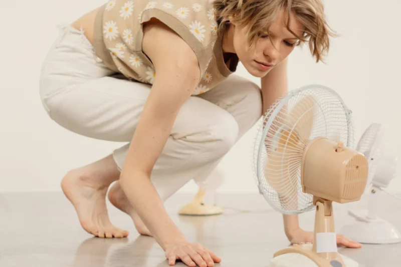 Mulher de 45 anos refletindo sobre os sintomas da menopausa precoce e os desafios da rotina profissional