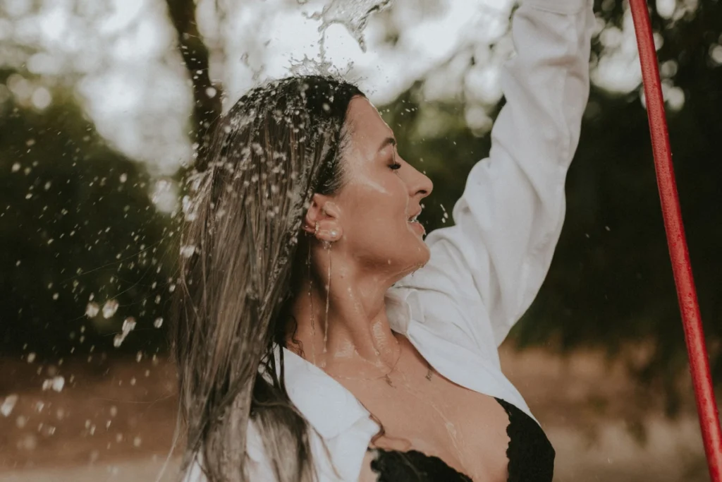 Menopausa aos 45 Anos: O Que Mudou na Minha Vida Profissional e Pessoal? 2 Mulher de 45 anos refletindo sobre os sintomas da menopausa e os desafios da rotina profissional