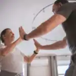 Idosa realizando exercícios de fisioterapia e recebendo cuidados com os idosos em São Paulo