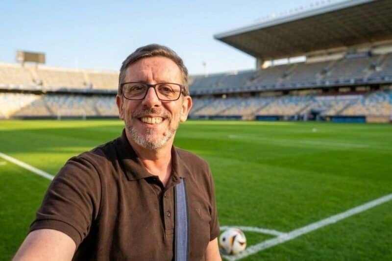 Homem sênior sorrindo ao ar livre em relato sobre descolamento de retina