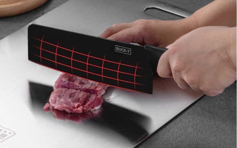 Tábua de Corte de Aço Inox 46 cm: Minha Experiência e Benefícios - 2026 3 tábua de corte de aço inox cortando carne